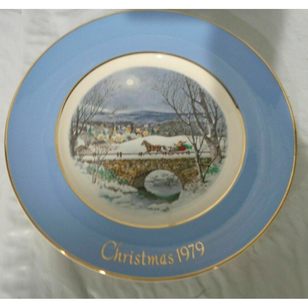 Avon Christmas Collectible Plate "Dashing‎ Through The Snow"  7th Edition 1979 #